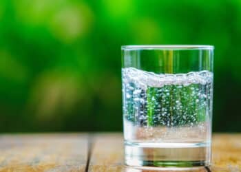 Água com gás ou sem? Veja qual é melhor para seu corpo e hidratação; entenda diferenças