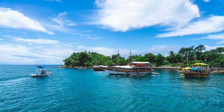 Esse paraíso a 240 km da capital do RJ vai te surpreender com suas belas águas cristalinas