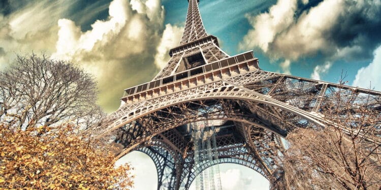A Torre Eiffel guarda um segredo mortal e quase ninguém conhece