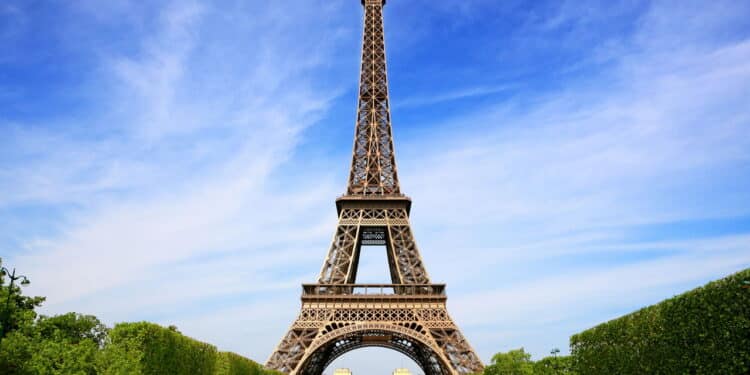 Saiba quanto tempo levou para construir a icônica Torre Eiffel em Paris