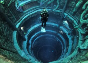 A piscina mais profunda do mundo esconde mistérios e deixa turistas boquiabertos