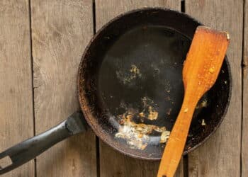 As dicas infalíveis para limpar panelas queimadas sem estragar suas peças