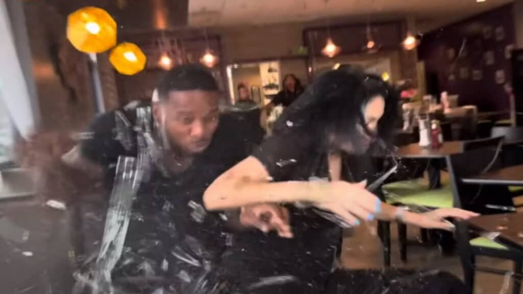 Vídeo mostra exato momento em que carro invade restaurante e atinge influenciadores