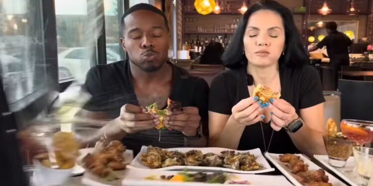 Vídeo mostra exato momento em que carro invade restaurante e atinge influenciadores