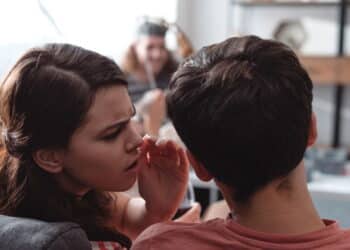 Psicologia faz revelação e explica o que significa quando casais fofocam juntos