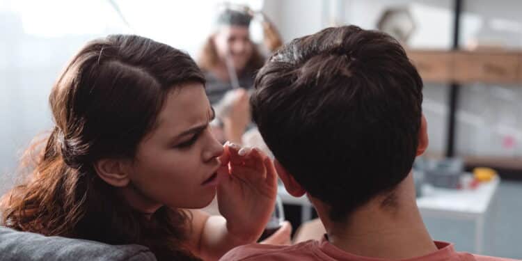 Psicologia faz revelação e explica o que significa quando casais fofocam juntos