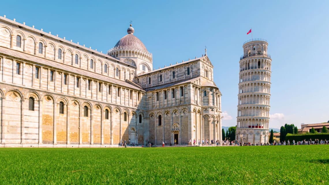 Entenda a história cuiosa por trás da Torre de Pisa e por que ela é ...