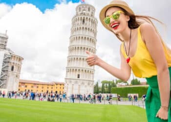 Entenda a história cuiosa por trás da Torre de Pisa e por que ela é torta