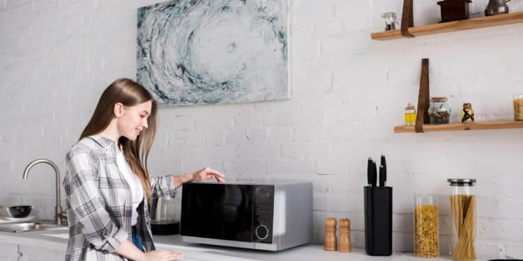 Entenda o perigo de ligar o micro-ondas vazio e como usar corretamente