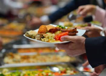 Atenção: alimento comum na mesa dos brasileiros pode aumentar risco de câncer no intestino; entenda