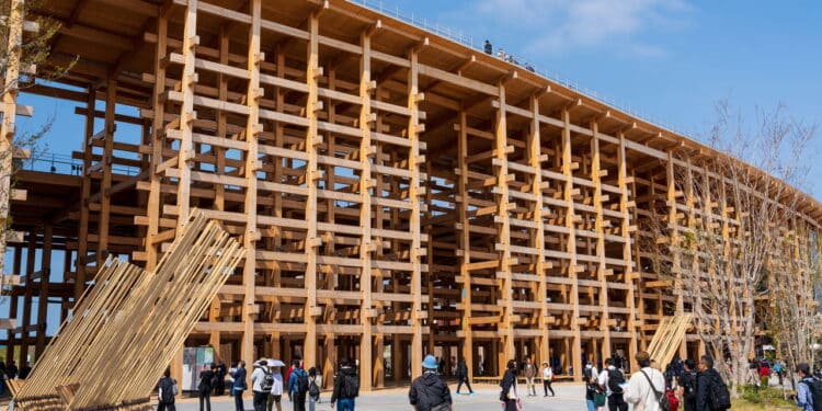 Conheça a maior estrutura de madeira do mundo e saiba onde fica