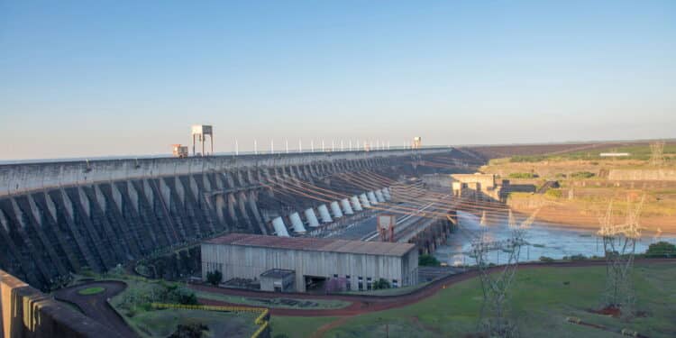 Itaipu anuncia investimento de R$ 1,5 bilhões em 2026 para manter tarifa de energia sem aumento e beneficiar consumidores de várias regiões do Brasil