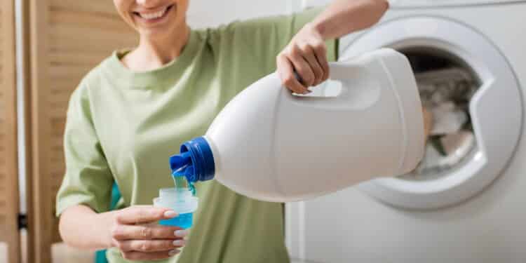 Veja os amaciantes bons e baratos para deixar suas roupas perfumadas por mais tempo
