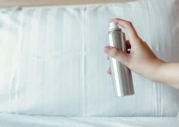 Deixe sua cama com 'cheiro de milionário' usando esses ingredientes simples