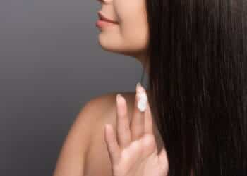 Essa máscara caseira simples vai controlar o frizz e garantir fios macios e alinhados no cabelo