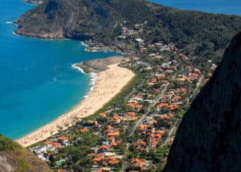 O paraíso escondido perto da capital do RJ com águas cristalinas e natureza preservada