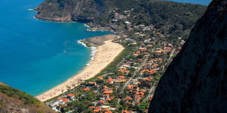 O paraíso escondido perto da capital do RJ com águas cristalinas e natureza preservada