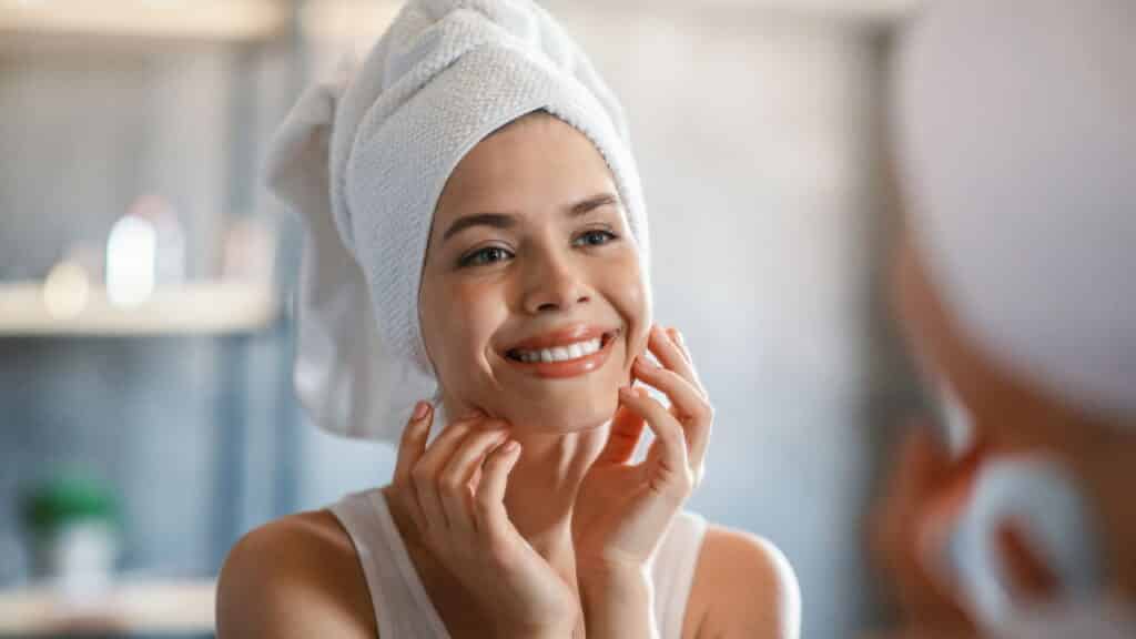 Truque de skincare coreano com leite morno vai renovar sua pele e evitar espinhas