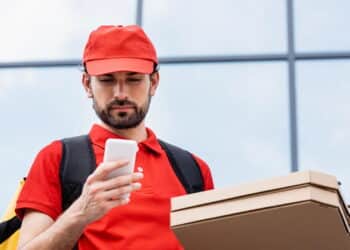O guia prático para entregadores do iFood economizarem bateria do celular no trabalho