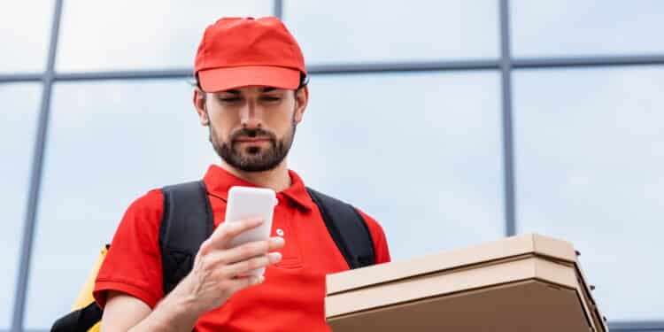 O guia prático para entregadores do iFood economizarem bateria do celular no trabalho