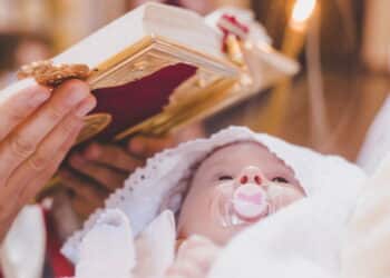 Padre se recusa a dizer nome de bebê durante batismo e caso gera polêmica