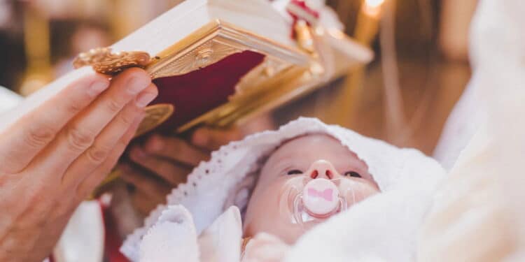 Padre se recusa a dizer nome de bebê durante batismo e caso gera polêmica