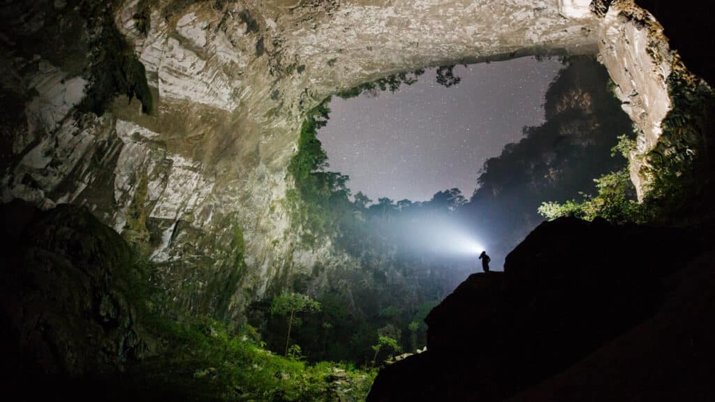 Maior caverna do mundo esconde cenário paradisíaco e encanta turistas