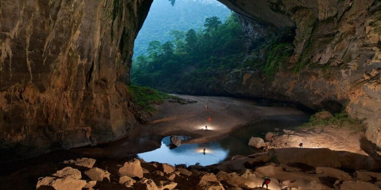 Maior caverna do mundo esconde cenário paradisíaco e encanta turistas