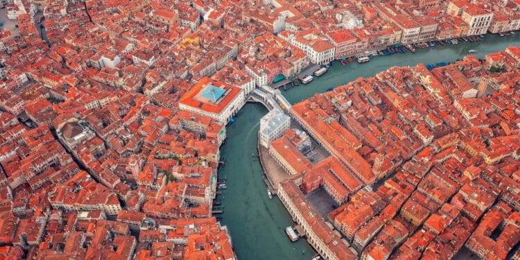 Entenda o segredo por trás da construção de Veneza e como a cidade resiste até hoje