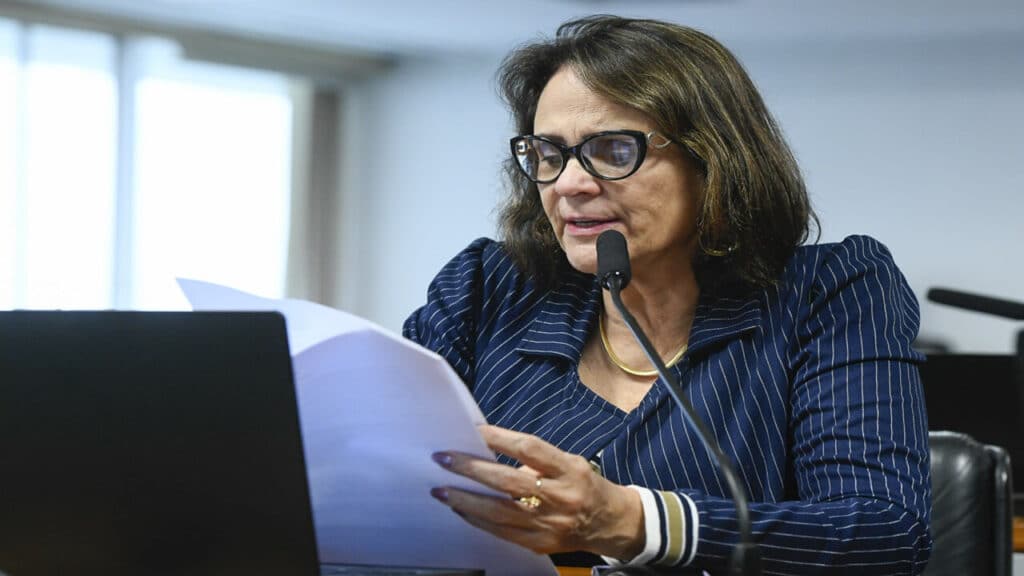 Damares Alves revela diagnóstico de câncer durante sessão no Senado