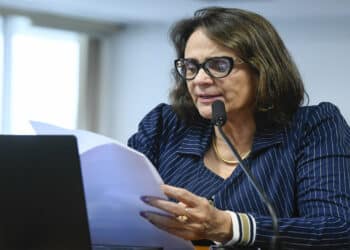 O pedido de Damares que coloca Flávio Bolsonaro em uma 'saia justa'