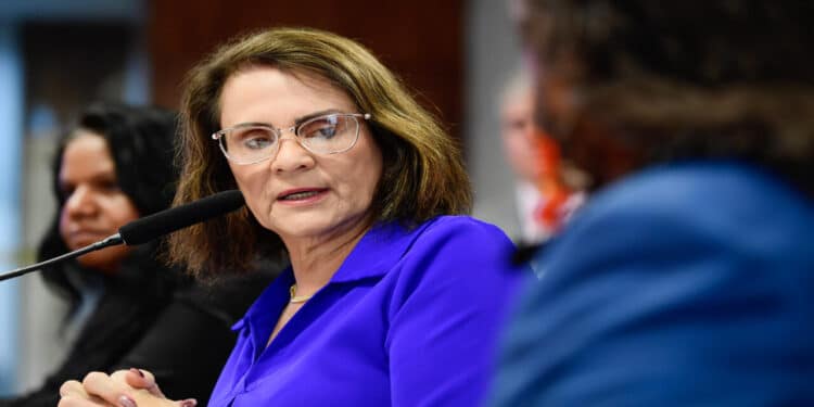 Damares Alves revela diagnóstico de câncer durante sessão no Senado