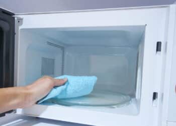 Ferver água no micro-ondas pode ser perigoso e ciência revela o motivo