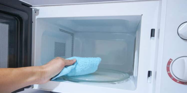 O truque caseiro fácil que remove a gordura acumulada do micro-ondas em instantes