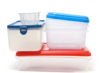 Aprenda a tirar manchas e odores de potes plásticos com este truque simples em casa