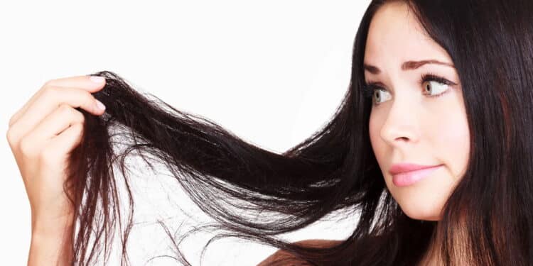 Os três truques fáceis para disfarçar o cabelo oleoso quando você não tem tempo