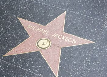 Meia usada por Michael Jackson vai a leilão e valor surpreende fãs; veja