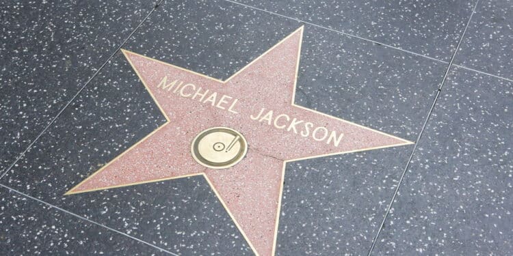 Meia usada por Michael Jackson vai a leilão e valor surpreende fãs; veja