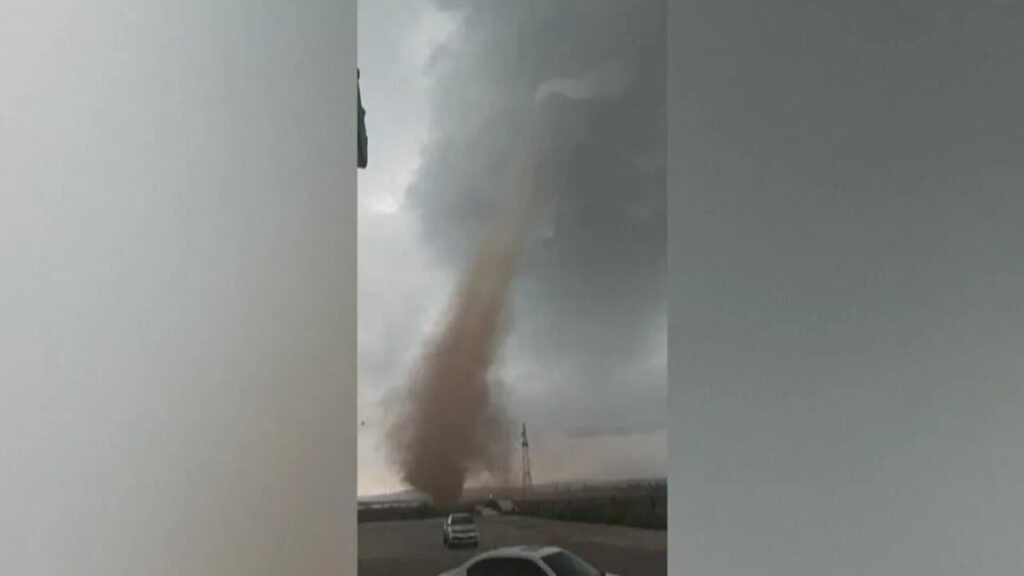 Tornado gigante surpreende turistas em parque geológico da China; veja o vídeo