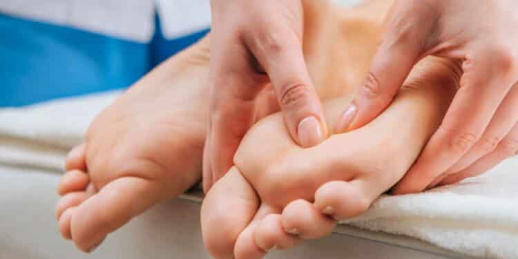 Você cuida dos seus pés? Veja como fortalecê-los com apenas três exercícios; entenda importância