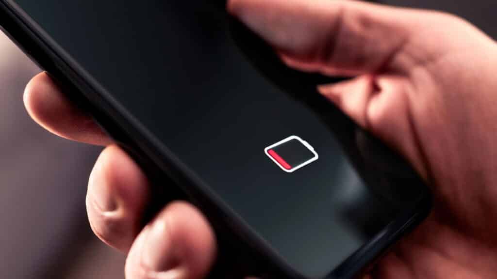 O guia prático para entregadores do iFood economizarem bateria do celular no trabalho