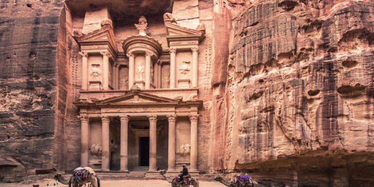 'Cidade perdida' de Petra esconde curiosidades e uma tumba de dois mil anos