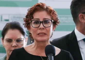 Defesa de Carla Zambelli diz que deputada se dispõe a cumprir pena no Brasil