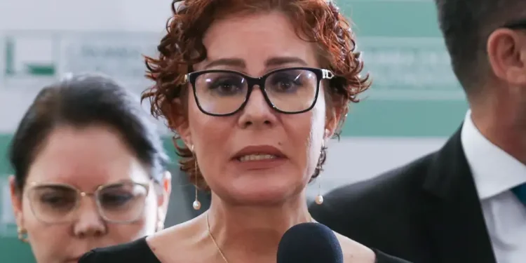 Defesa de Carla Zambelli diz que deputada se dispõe a cumprir pena no Brasil