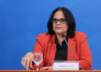 STF autoriza visita de Damares Alves a Bolsonaro antes da audiência