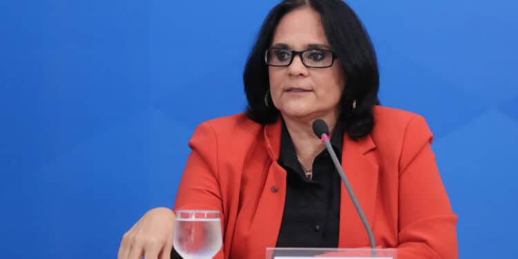 STF autoriza visita de Damares Alves a Bolsonaro antes da audiência