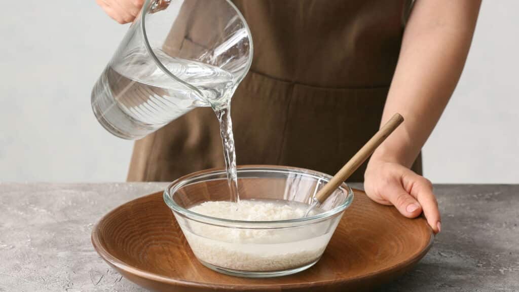 Não jogue fora, descubra o poder da água do arroz
