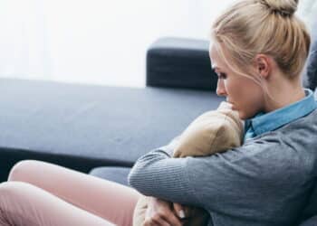 7 sinais não verbais que indicam ansiedade, segundo psicólogos