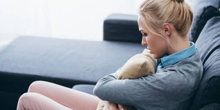 7 sinais não verbais que indicam ansiedade, segundo psicólogos