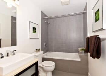 Adeus azulejo, essa opção é mais econômica e moderna para reformar sua cozinha e banheiro